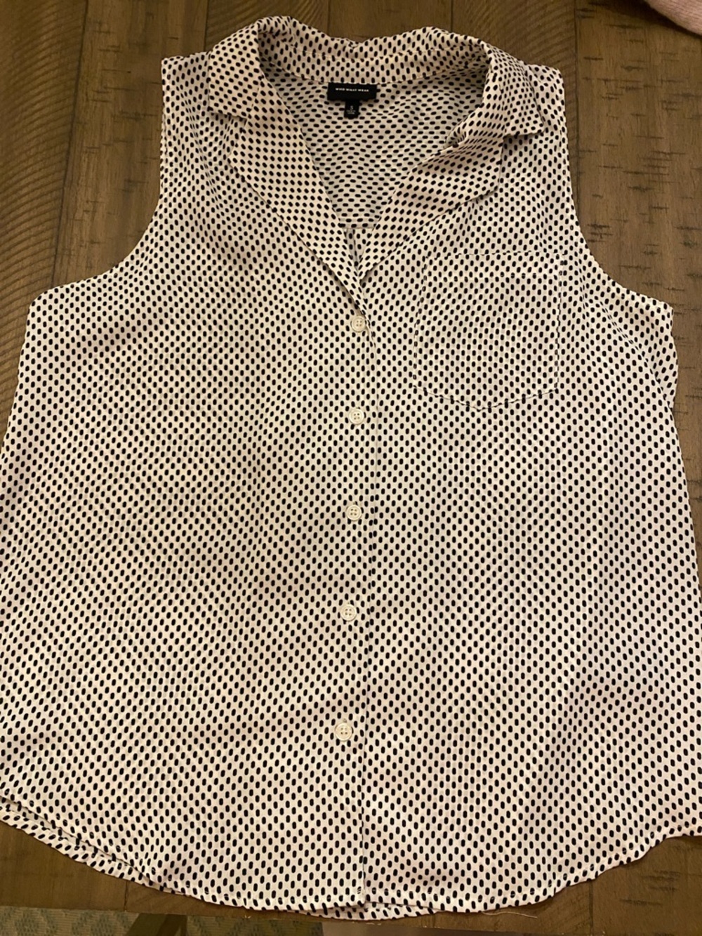 Who what Wear Sleeveless Collared Button-Up Top in White with Black Dot Print